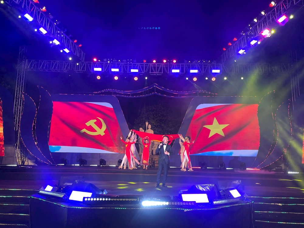 Chương Trình Nghệ Thuật Đầy Cảm Xúc