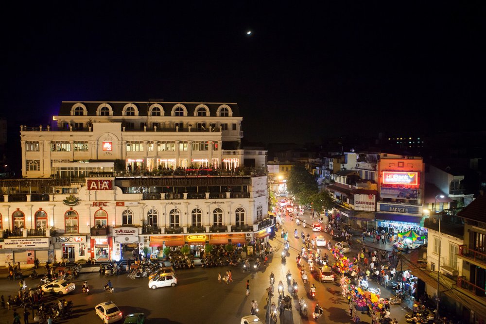 Hòa Mình Vào Nhịp Sống Đêm Thủ Đô 