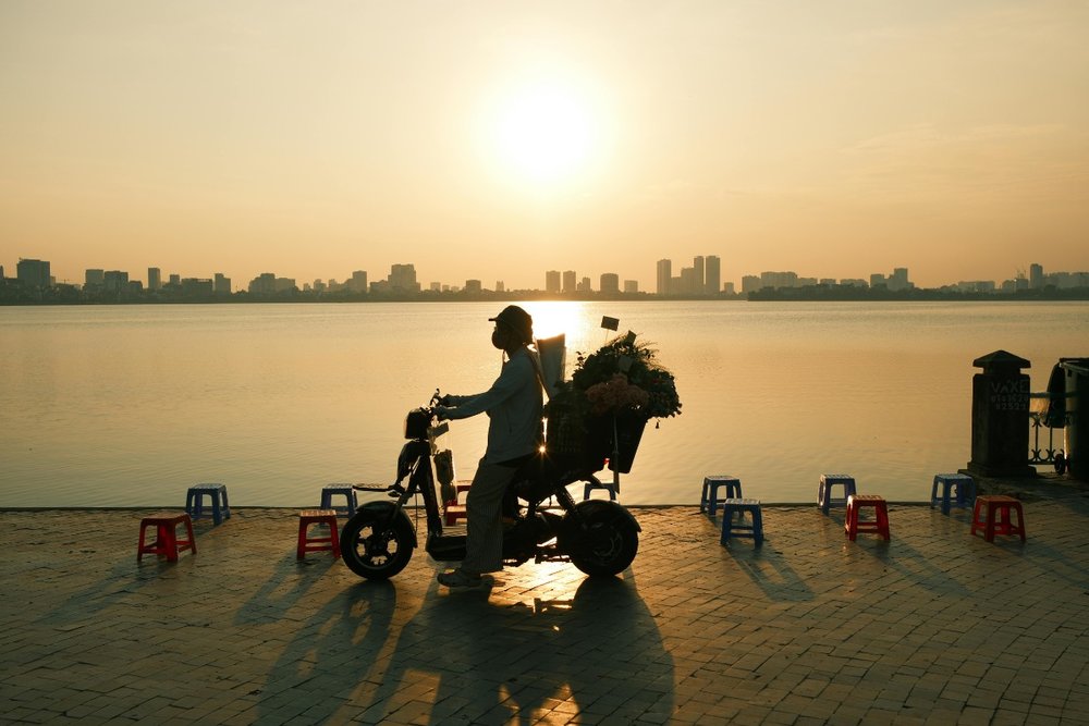 Thảnh Thơi Bên Hồ Tây