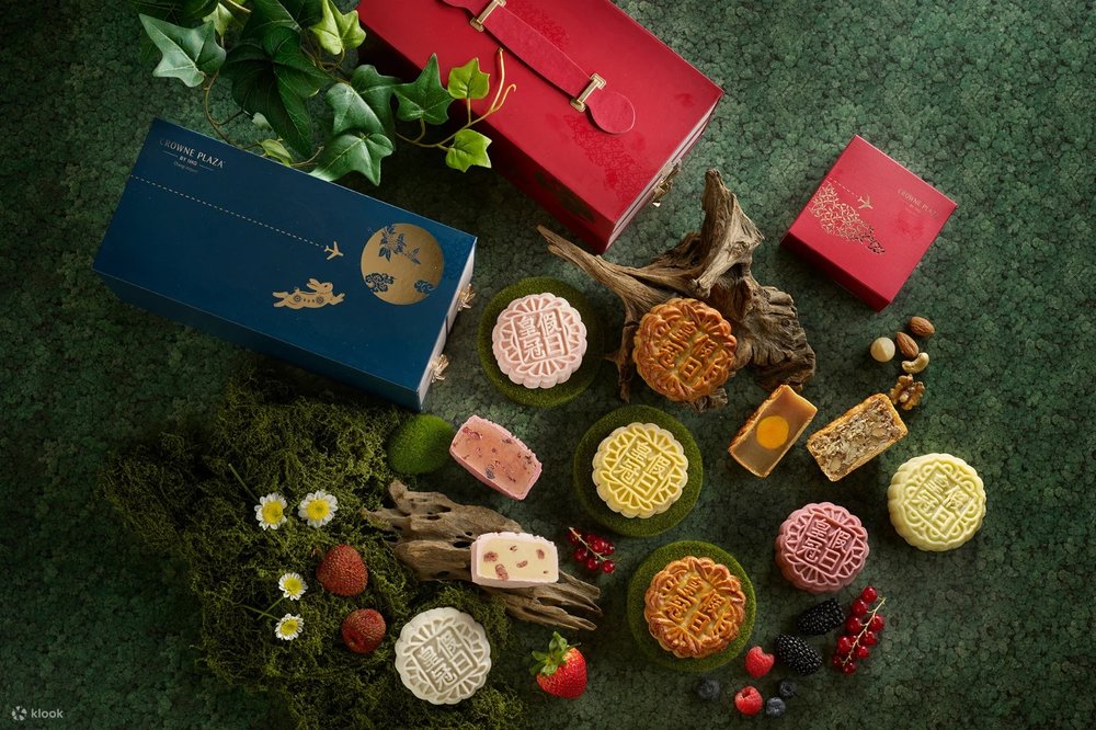 mooncakes displayed with boxes