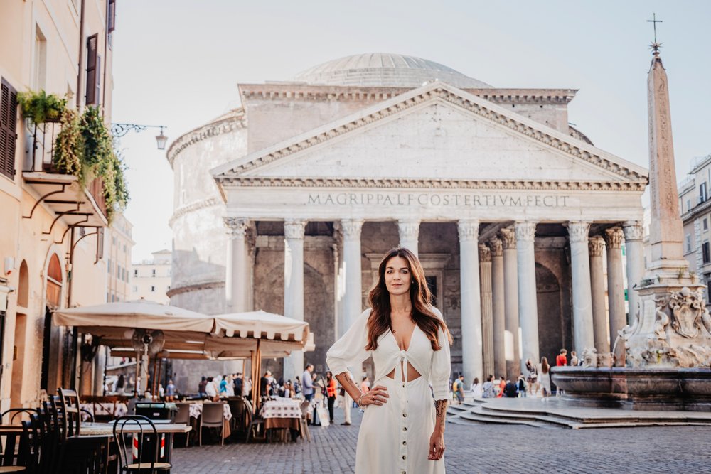 Photos in front of Rome landmark