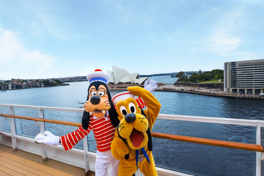 goofy and pluto disney wonder cruise