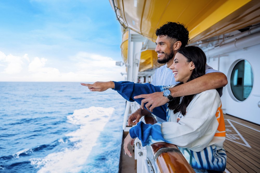 couple looking over disney wonder cruise view