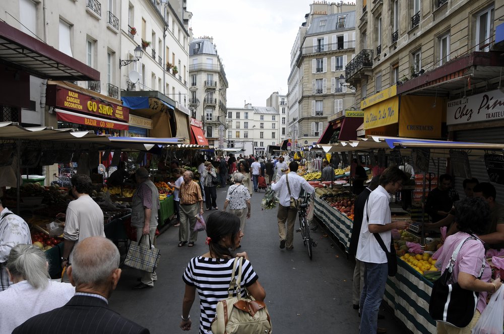 people crossing Marché d’Aligre