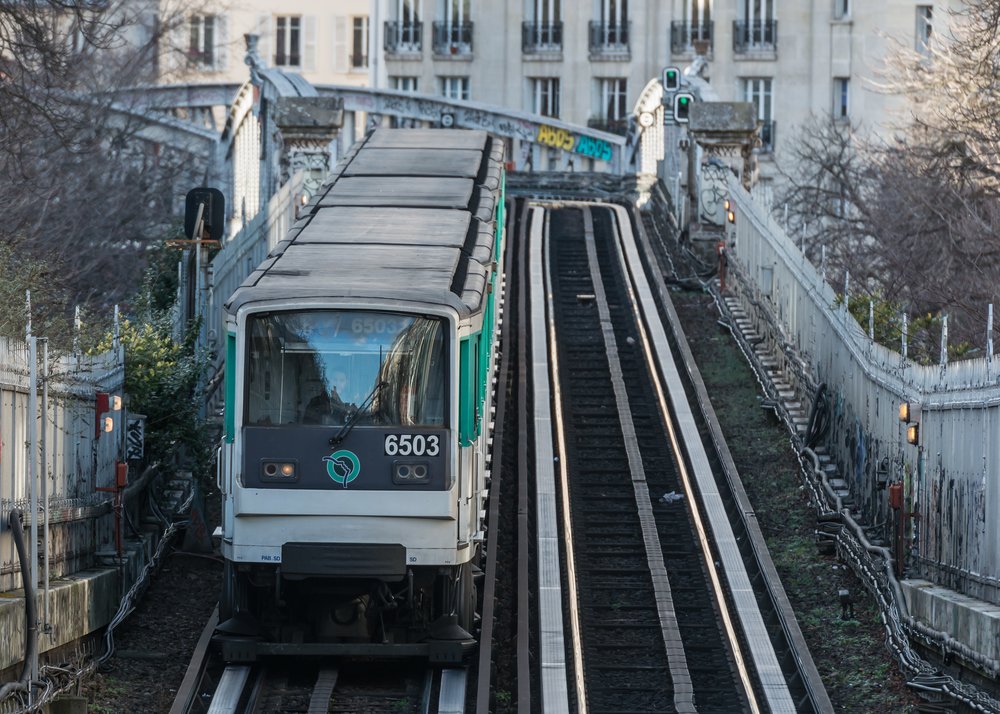 a line 6 train paris metro