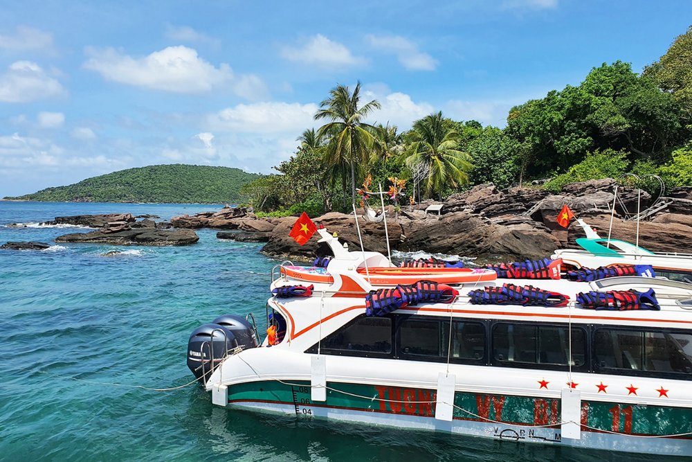 Khám Phá Đảo Hoang Sơ Và Đời Sống Địa Phương