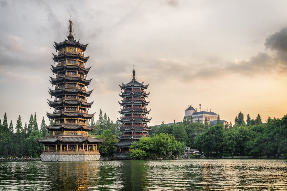 เจดีย์คู่พระอาทิตย์และพระจันทร์