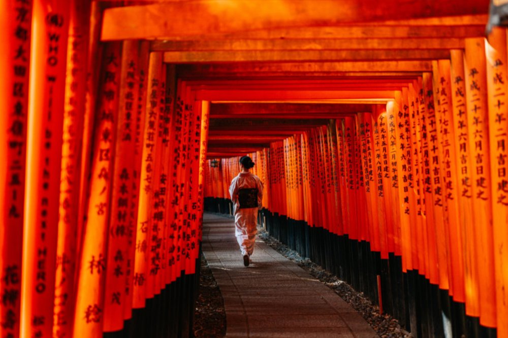 Picture of the human-sized statues inside the Sanjusangendo Temple
