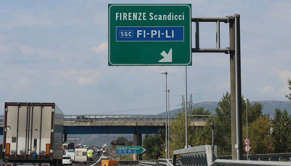 florence to pisa - italy highway sign