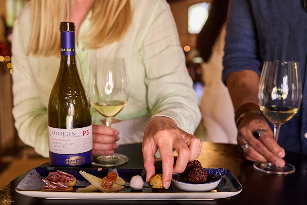 Wine tasting with tapas