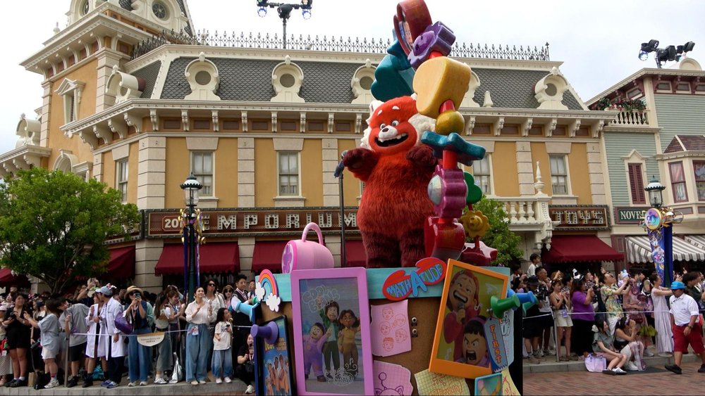 香港ディズニーランド・リゾート20周年の初日へ! 『私ときどきレッサーパンダ』 フロート パレード