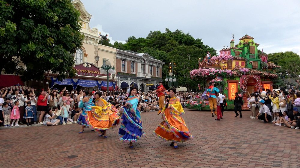 香港ディズニーランド・リゾート20周年の初日へ! 『ミラベルと魔法だらけの家』 フロート