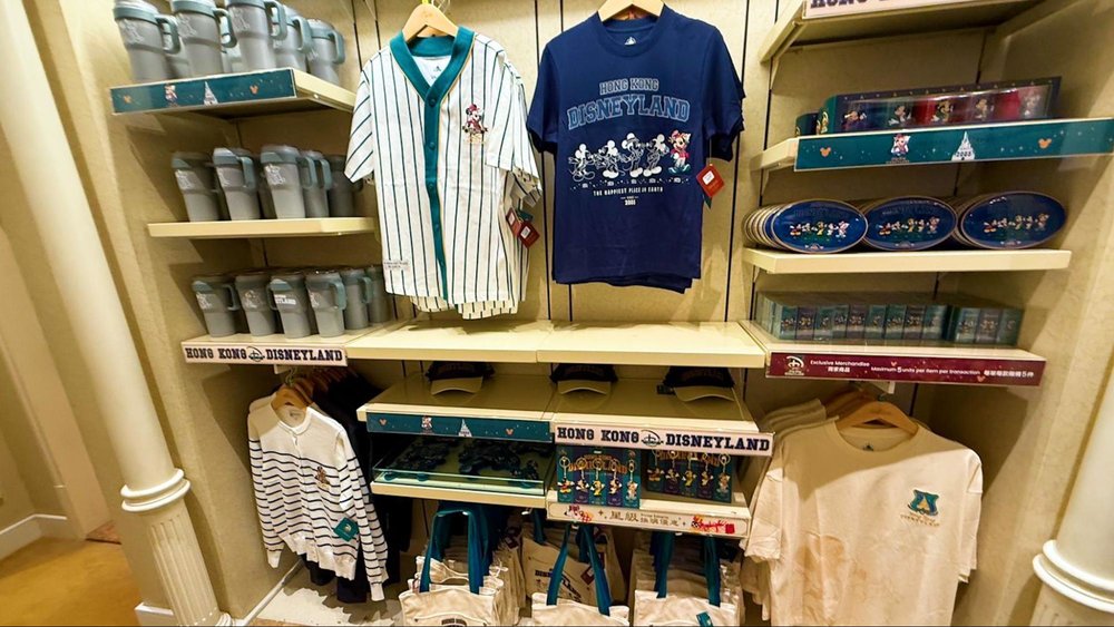 香港ディズニーランド・リゾート20周年の初日へ! 洋服 グッズ