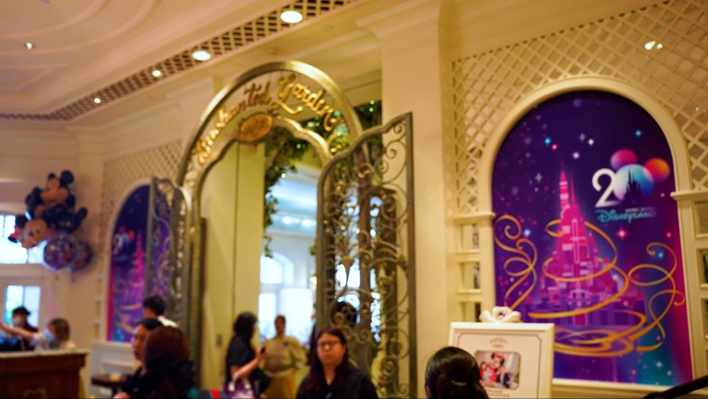 香港ディズニーランド・リゾート20周年の初日へ! キャラクターダイニング レストラン