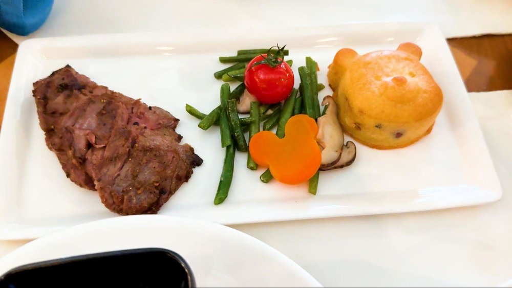 香港ディズニーランド・リゾート20周年の初日へ! 食事 ステーキ 野菜