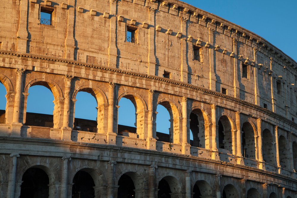 Các Tầng Khán Đài (Upper Levels)