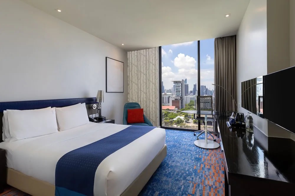 King bed and city view from Holiday Inn Express Bangkok Siam room