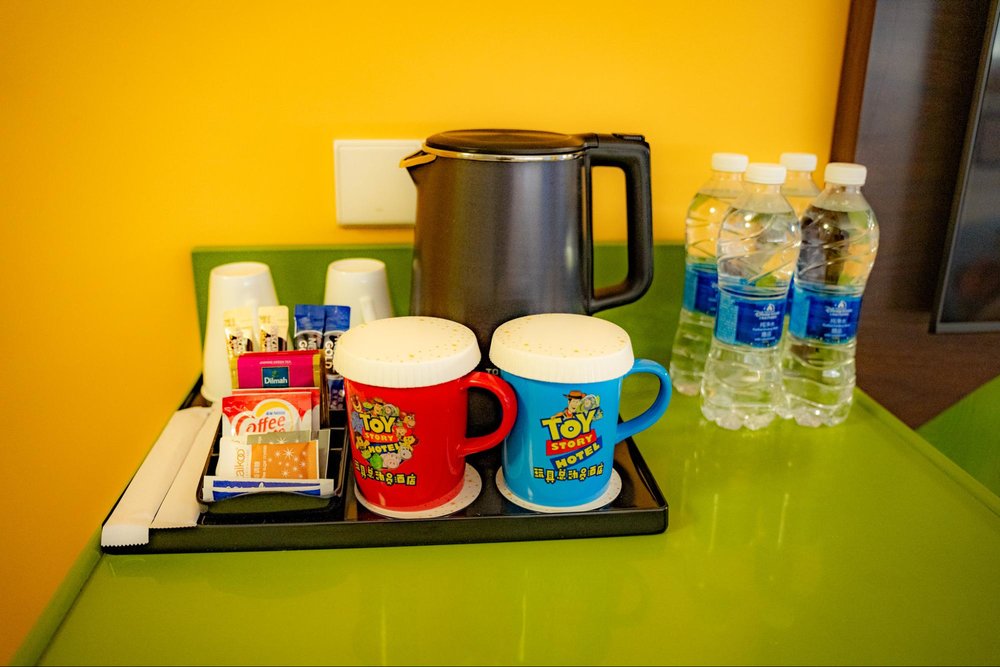 2025年最新!上海ディズニーリゾートのトイ・ストーリーホテル お部屋 アメニティ コップ 水