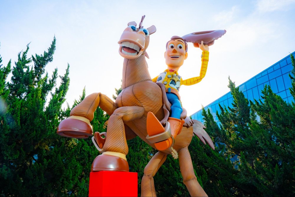 2025年最新!上海ディズニーリゾートのトイ・ストーリーホテル 像 ウッディとブルズアイ