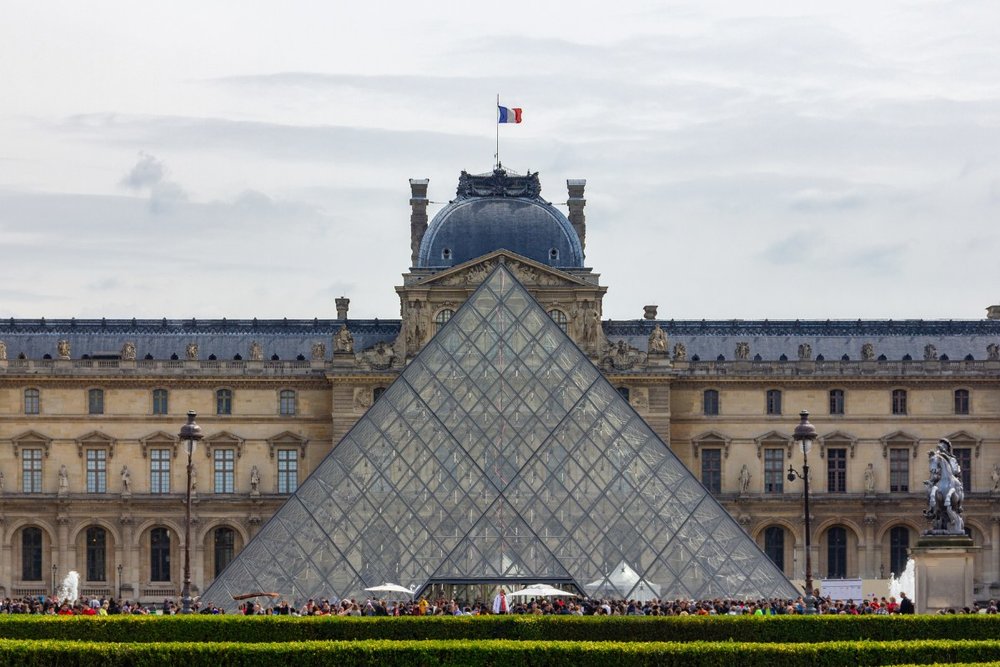 Kim Tự Tháp Kính Louvre
