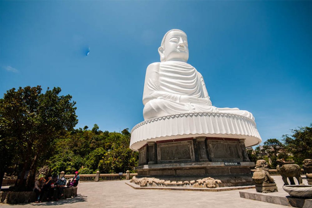 Đắm Mình Trong Kiến Trúc Chùa Linh Ứng Trầm Mặc Giữa Núi Rừng Bà Nà