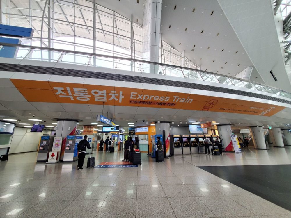 AREX 買い方 乗り方 大きなオレンジ色の案内看板「直通(직통,Express Train)」