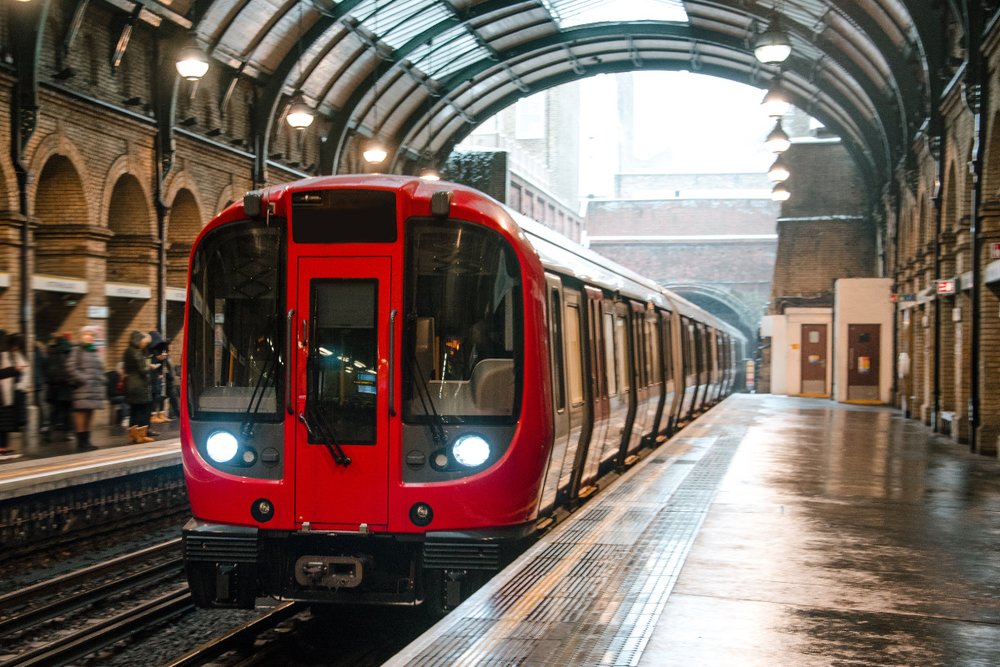 Di chuyển bằng tàu điện ngầm