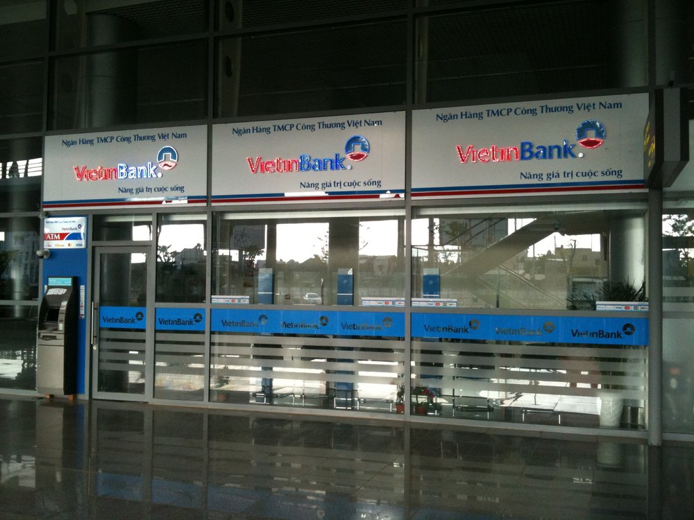 A VietinBank airport branch with ATMs at DAD