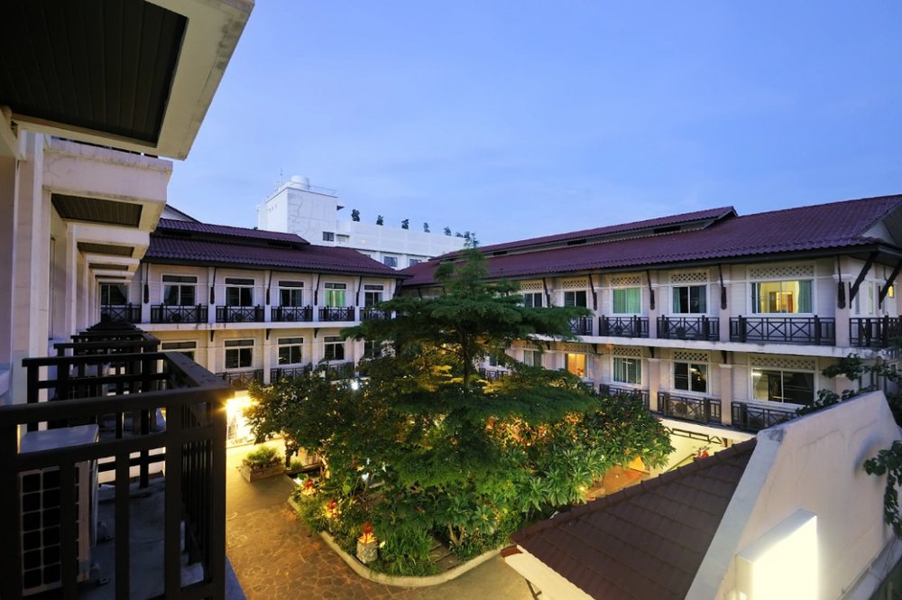 An overview of Rambuttri Village In & Plaza’s courtyard