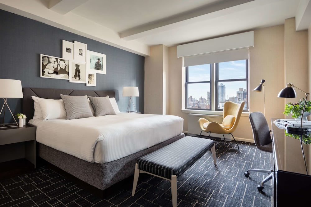 One of Shelburne Sonesta New York’s modern and well-furnished rooms