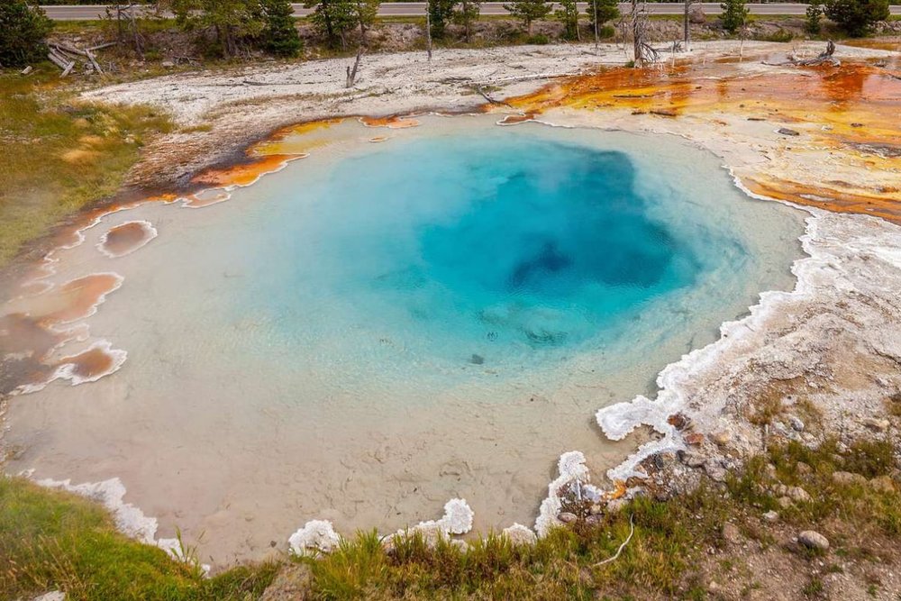 Fountain Paint Pot & Firehole Lake Drive – Sắc Màu Khói Nước