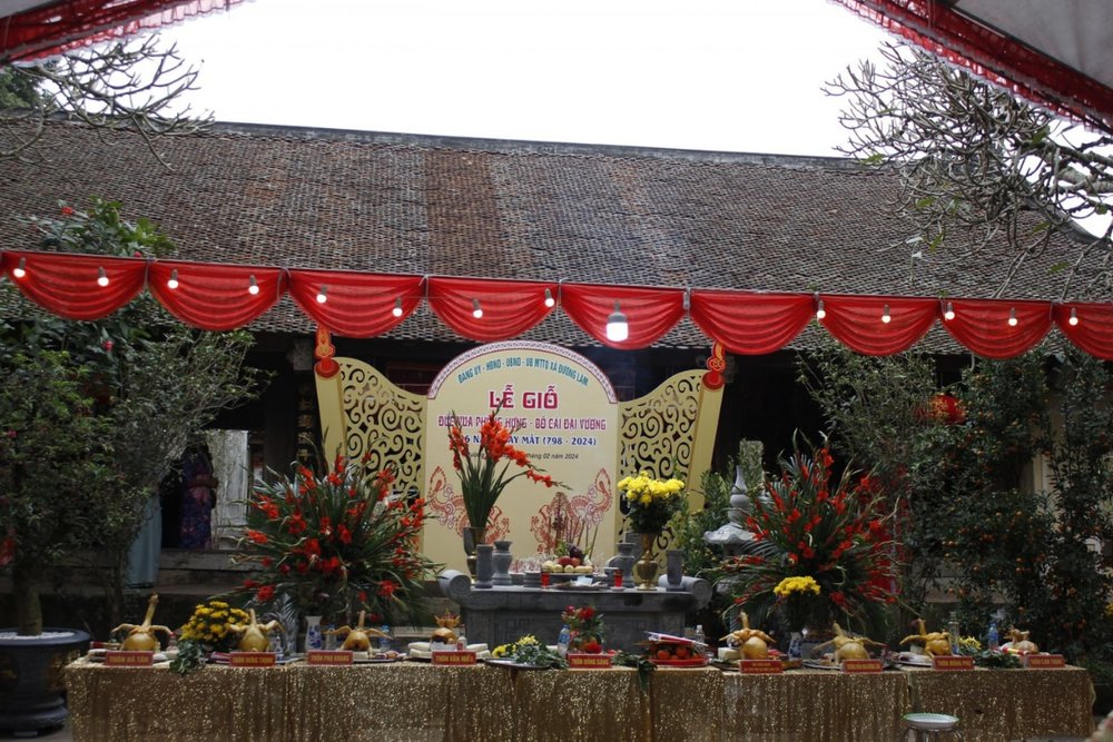 Thắp Hương Cho Vị Anh Hùng Phùng Hưng Tại Đình Phùng Hưng 