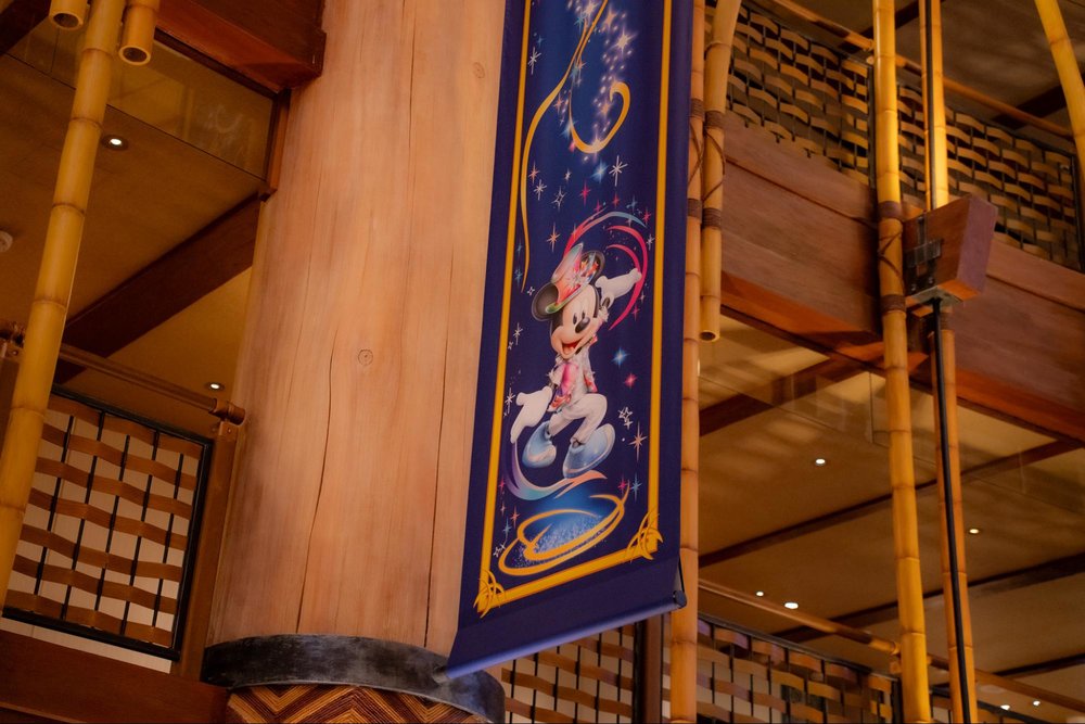 ディズニー・エクスプローラーズ：ロッジの宿泊体験談 ホテル　ホテル　ロビー　横断幕　ミッキー
