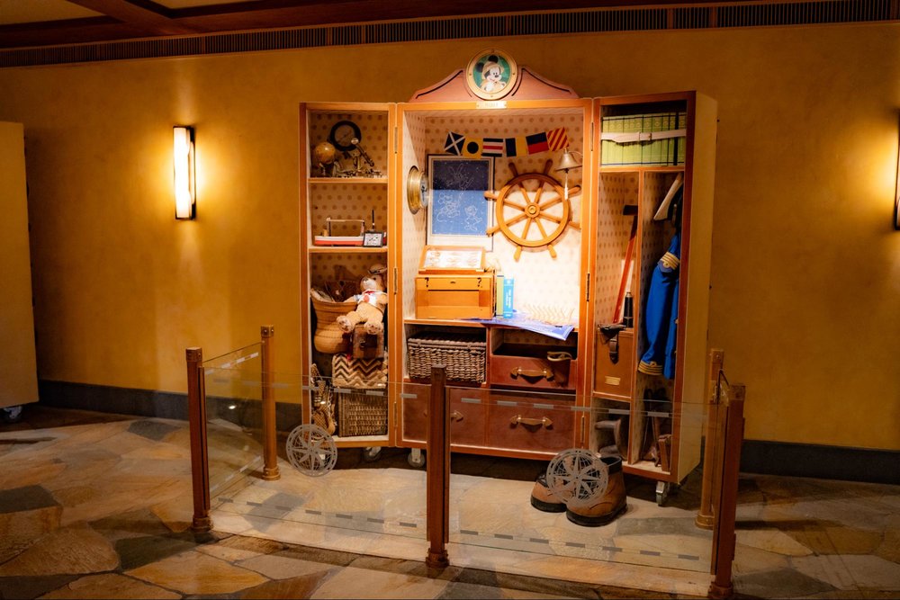 ディズニー・エクスプローラーズ：ロッジの宿泊体験談 ホテル　ホテル　ロビー　ミッキーマウス　ミニーマウス　ドナルドダック　グーフィーの探検に合わせたデコレーション