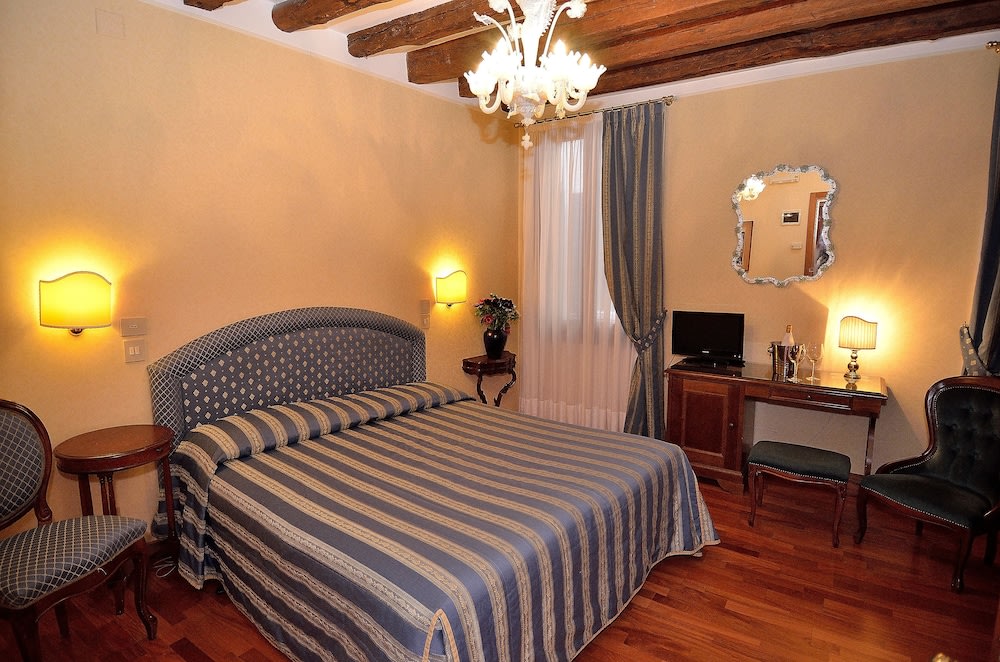 A comfy and warmly-lit room at the Hotel da Bruno