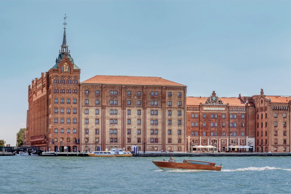 A wide shot of the Hilton Molino Stucky Venice hotel