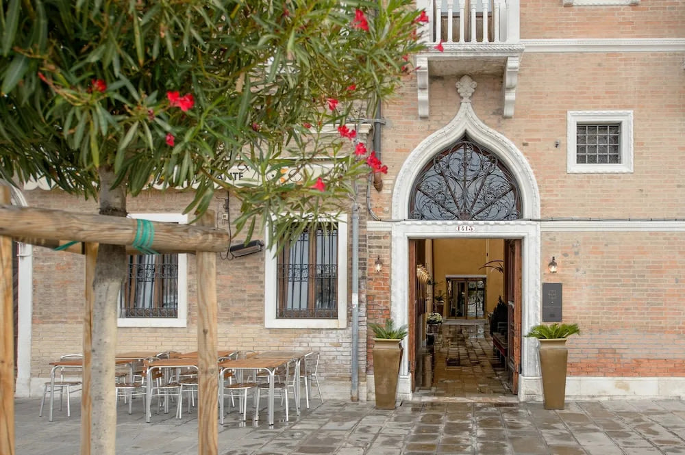 The elegant entrance of Palazzo Veneziano