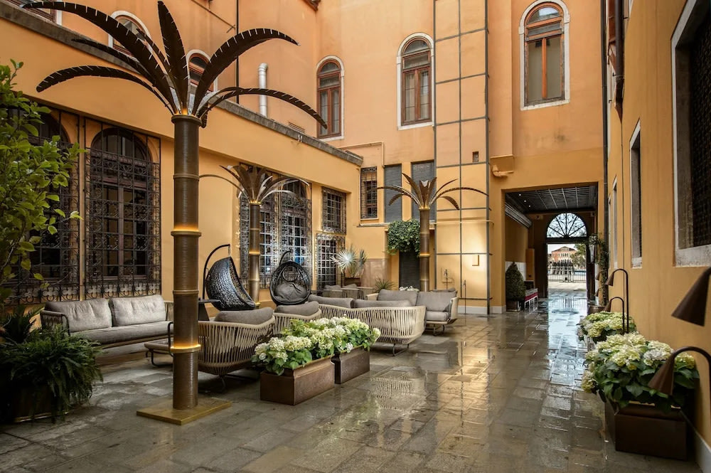 Palazzo Veneziano’s elegant open-air courtyard