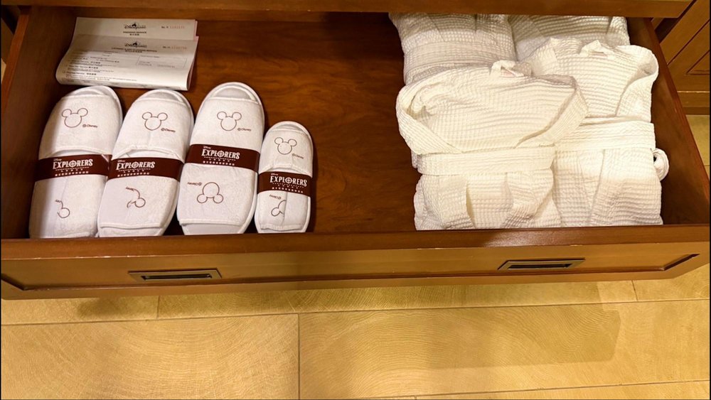 ディズニー・エクスプローラーズ：ロッジの宿泊体験談　ホテル　室内　スリッパ　バスローブ