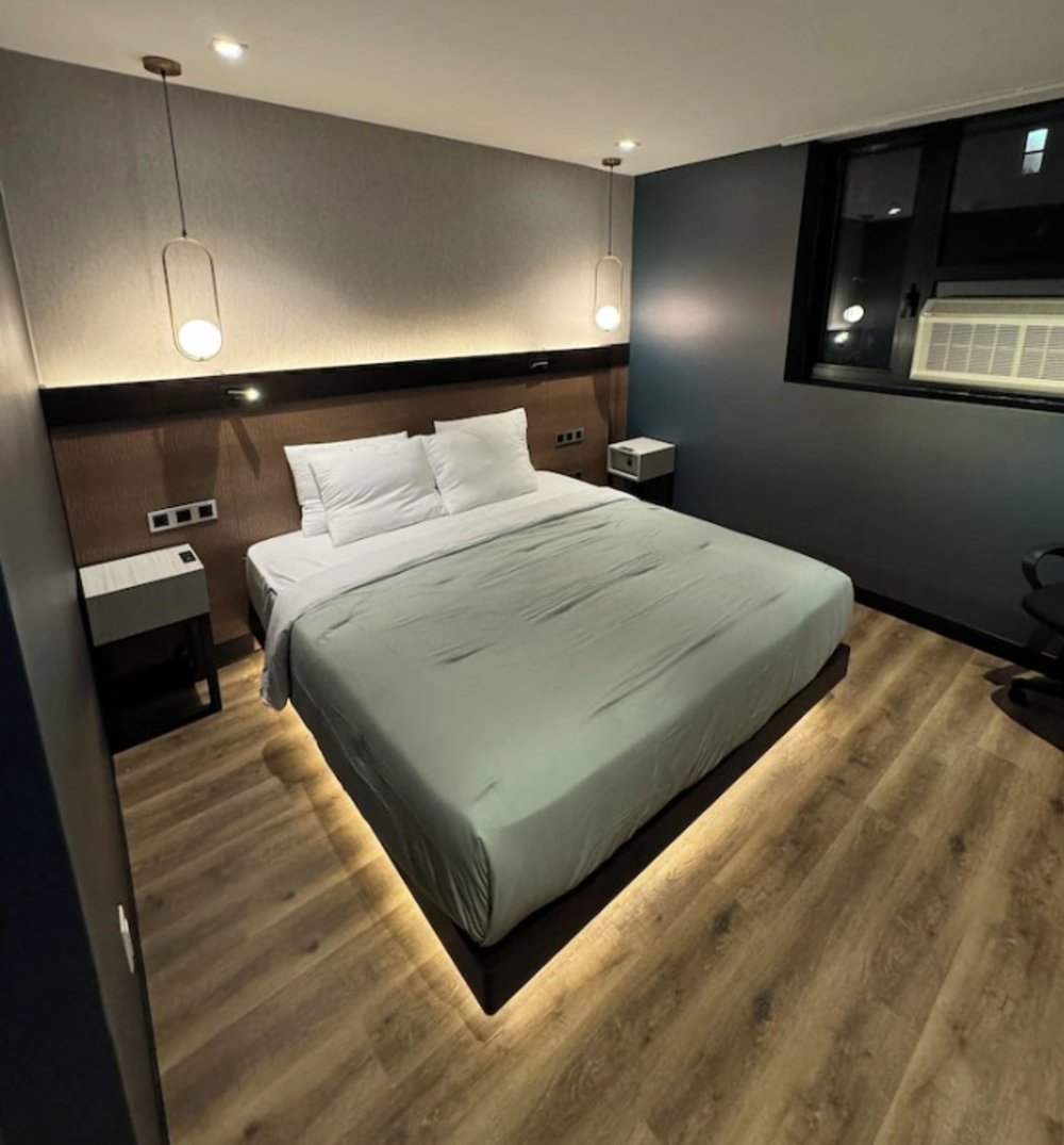 A variety of room types are available here, with most comfortably fitting up to 4 people