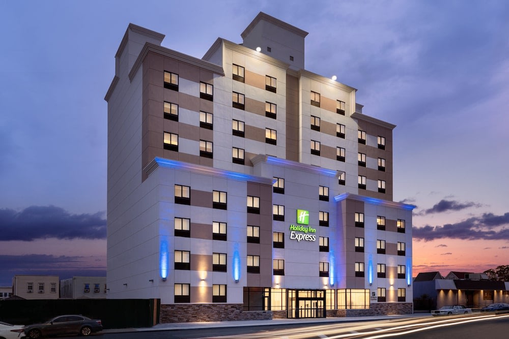 Holiday Inn Express Jamaica is a 3-star, budget friendly stay for those who prioritize airport convenience