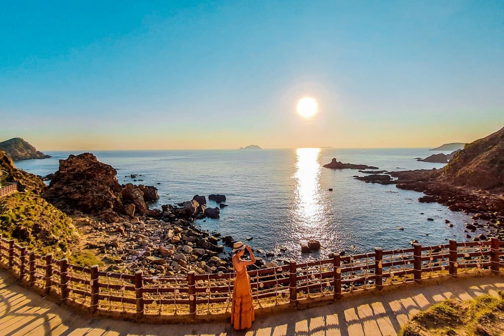 Ngày 1: Đặt Chân Lên Đảo - Check-in - Ngắm Hoàng Hôn