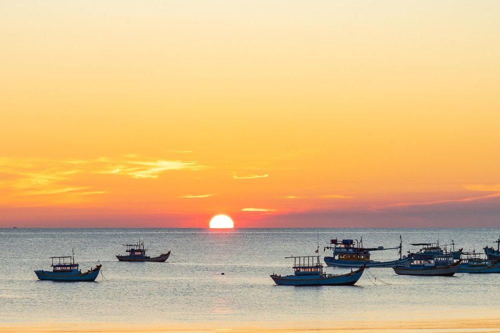 Ngày 2: Khám Phá Biển Xanh & Làng Chài Trên Đảo Phú Quý