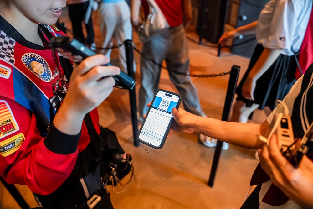 Universal Studios Japan Express Pass Guide - Scanning QR Code