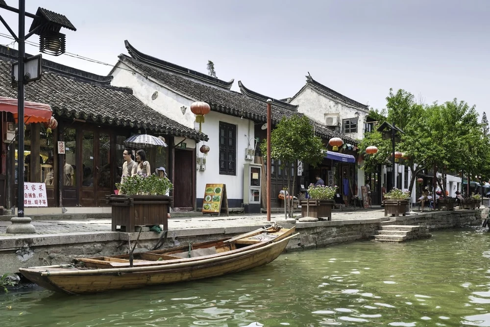 Đi Lại Giữa Các Cổ Trấn Ven Sông Như Thế Nào?