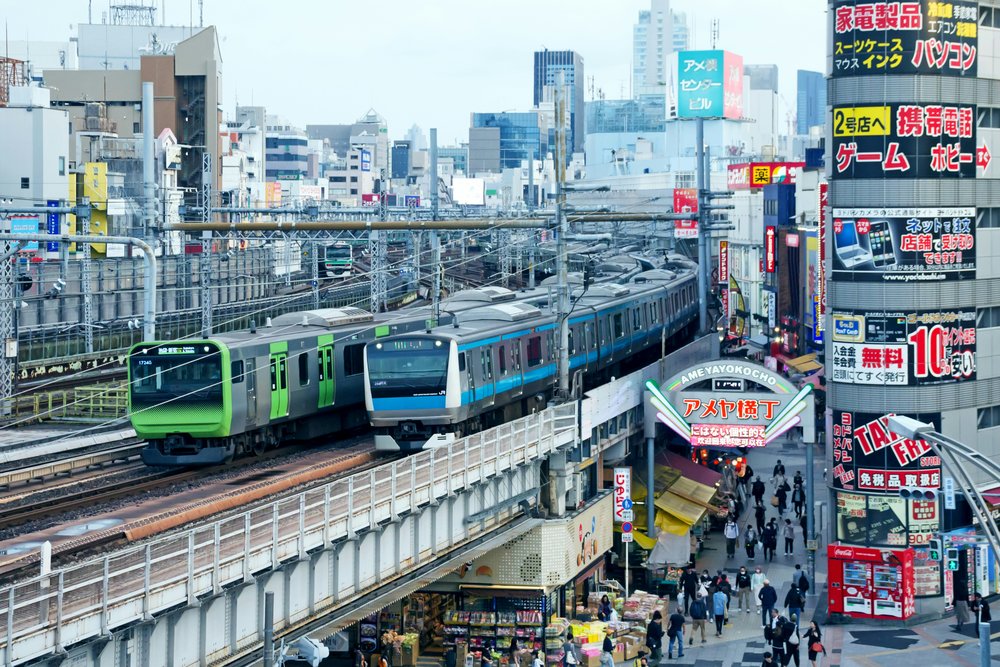 Tokyo trains that connect the city