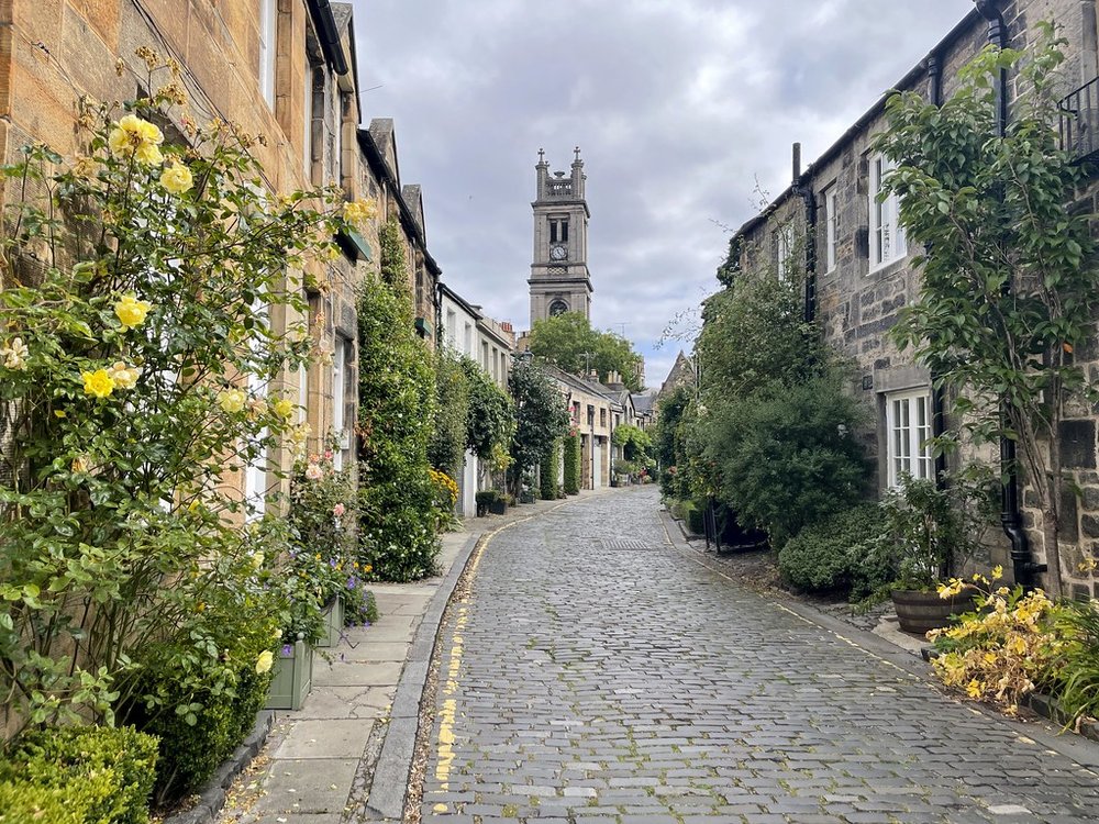 Circus Lane, Edinburgh, blooming with flowers