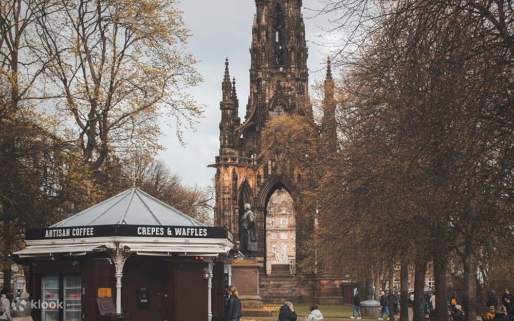 A small artisan coffee shop against the backdrop of the Scott Monument