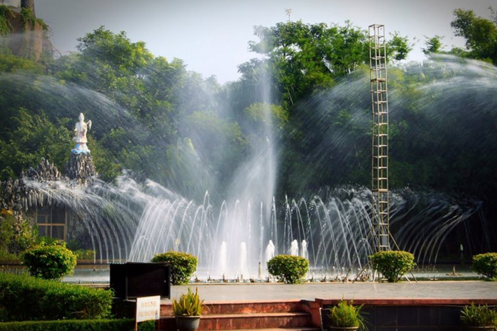 Thưởng Thức Tiết Mục Nhạc Nước Đầy Màu Sắc ở Hồ Núi Cốc