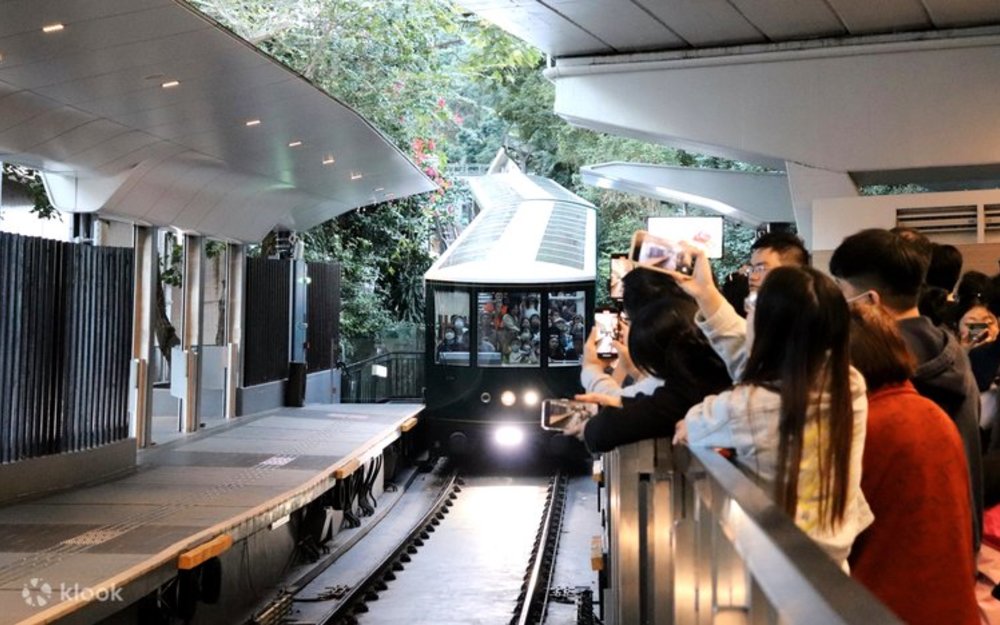 The Peak Galleria & Peak Tower – Thiên Đường Ăn Uống & Mua Sắm